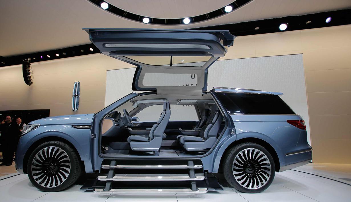 Mobil konsep Lincoln Navigator saat dipamerkan dalam acara New York International Auto Show 2016 di Manhattan, New York (23/3). Mobil ini didesain berkonsep unik dengan fasilitas anak tangga serta pintu yang lebar. (REUTERS/Eduardo Munoz)