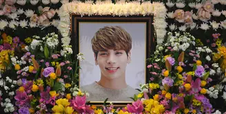 Walaupun upacara penghormatan Jonghyun SHINee digelar secara tertutup dan hanya dihadiri oleh keluarga, sahabat, dan kolega. (CHOI Hyuk/pool/AFP)