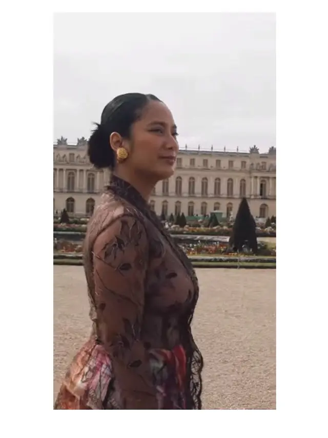 7 Pesona Tara Basro Pakai Kebaya di Istana Versailles Prancis, Elegan