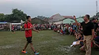 Beberapa pemain Liga Super Indonesia seperti Leonard Tupamahu, Titus Bonay, Aditya Harlan, Syahroni dan Achmad Jufriyanto bermain sepak bola tarkam di lapangan sepak bola Latus, Kedaung Tangerang Selatan.  (Bola.com/Peksi Cahyo)