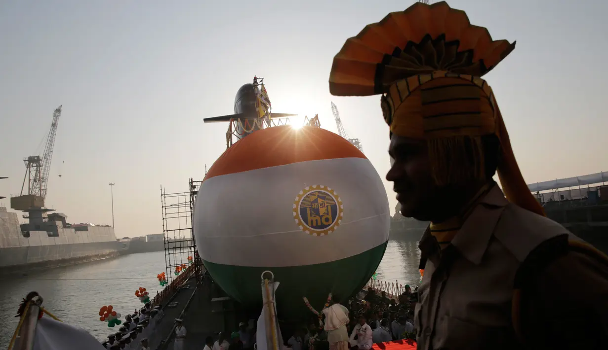 Petugas keamanan berjaga saat peluncuran kapal selam kelas ketiga Scorpene Karanj di Mumbai, India, Rabu (31/1). Kapal selam ini memiliki panjang keseluruhan 67,5 meter dan tinggi sekitar 12,3 meter. (AP Photo/Rafiq Maqbool)