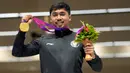Peraih medali emas asal Indonesia, Muhammad Sejahtera Dwi Putra berpose saat upacara penghargaan olahraga menembak jarak sasaran lari 10 meter putra di Fuyang Yinhu Sports Center pada Asian Games ke-19 di Hangzhou, China, Senin (25/9/2023). (AP Photo/Aijaz Rahi)