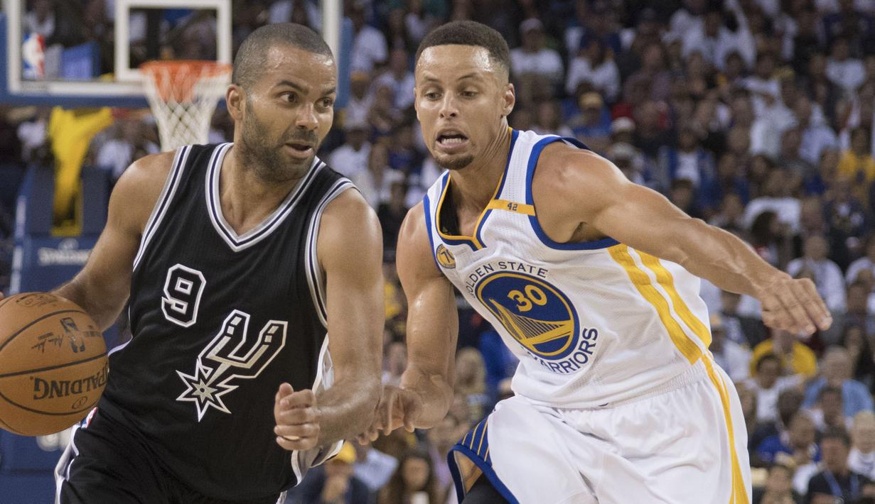 Bintang Spurs, Tony Parker #9 menggiring bola saat dihadang pemain Warriors, Stephen Curry #30 pada laga perdana NBA di Oracle Arena, Rabu (26/10/2016) WIB. (Reuters/Kyle Terada-USA TODAY Sports)