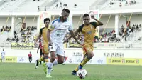 Pemain PSIM Yogyakarta, Raphael Maitimo dikepung para pemain Mitra Kukar dalam laga di Stadion Aji Imbut, Tenggarong, Rabu (26/6/2019). (Media officer PSIM)