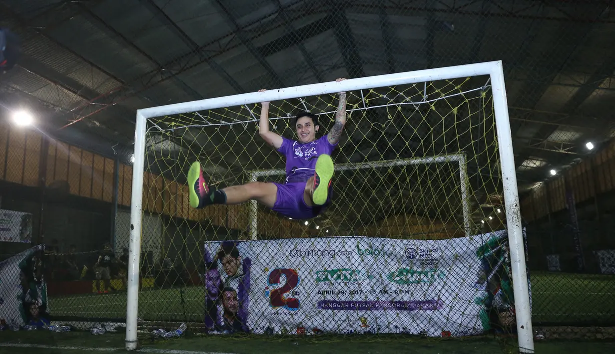 "Sekalian kumpulkan teman-teman atau saudara yang punya talenta tapi nggak tahu kemana. Gue kumpulkan dari daerah terus bikin friendly match. Intinya bikim Nitro fc bantu impian mereka jadi pemain bola," ujar, Selasa (9/5/2017). (Nurwahyunan/Bintang.com)