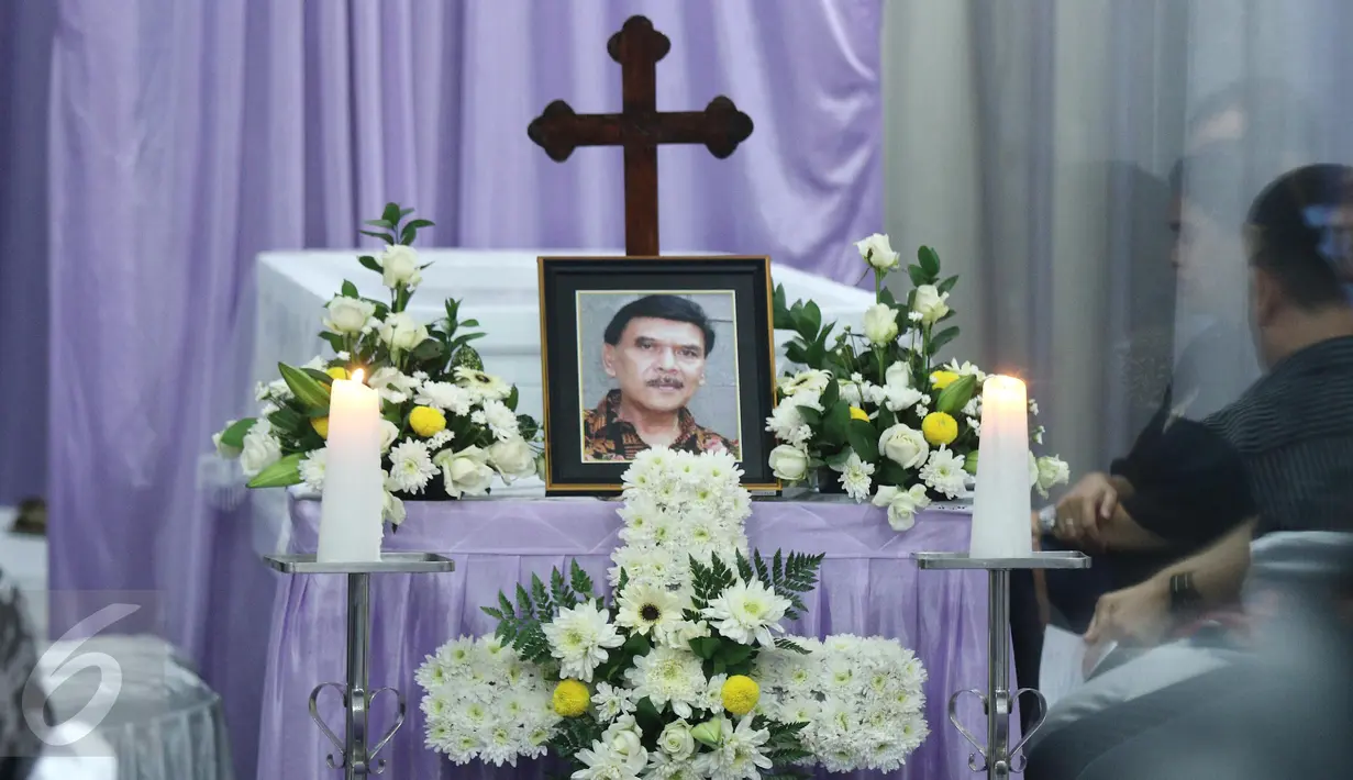 Suasana di rumah duka RS ST. Carolus, Jakarta, Jumat (5/5). Musisi Bartje Van Houten yang merupakan gitaris  band D'Lloyd tutup usia di umur 67 tahun. (Liputan6.com/Herman Zakharia)