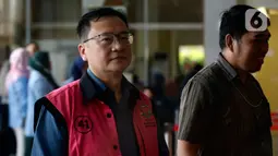 Komisaris PT Hanson International Tbk (MYRX), Benny Tjokrosaputro tiba di Gedung KPK untuk menjalani pemeriksaan oleh penyidik Kejaksaan Agung di Jakarta, Selasa (18/02/2020).  Benny diperiksa sebagai tersangka terkait kasus dugaan korupsi di PT Asuransi Jiwasraya (Persero). (merdeka.com/Dwi Narwoko