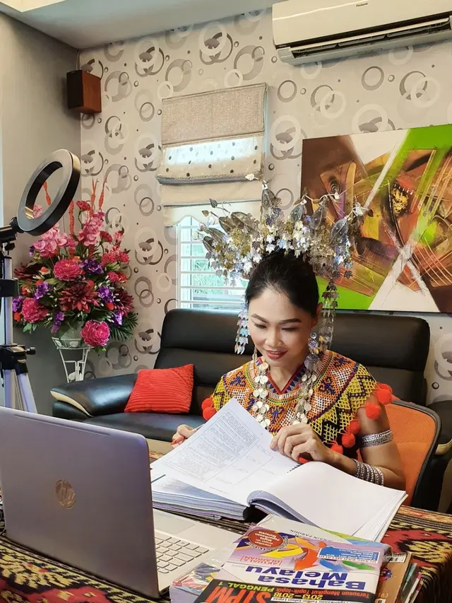Viral Guru Pakai Pakaian Daerah Setiap Mengajar Online, Ini 6 Potretnya