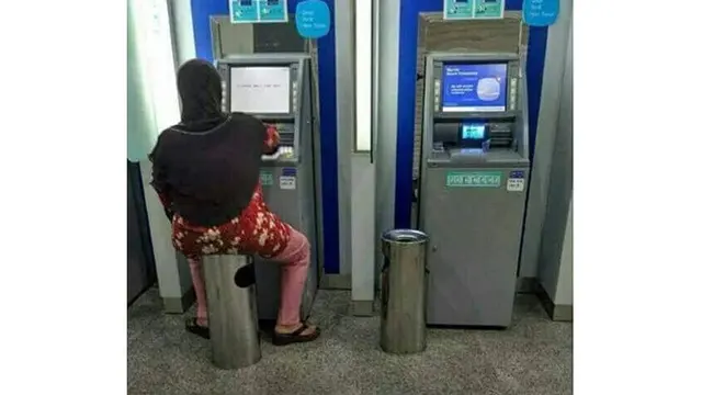 7 Kelakuan Kocak Saat di ATM Ini Bikin Tepuk Jidat