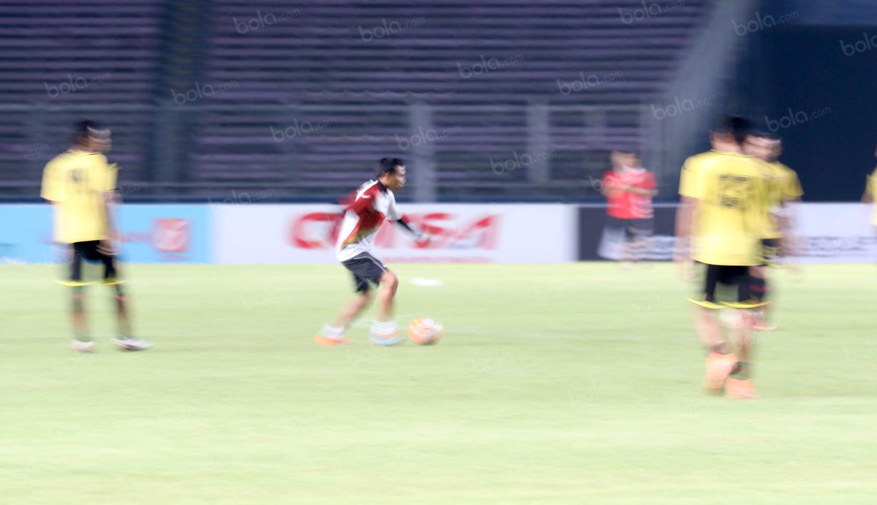 Widodo C. Putro (tengah) memberi contoh saat latihan tim Sriwijaya FC jelang laga Torabika SC 2016 melawan Persija Jakarta di Stadion Utama Gelora Bung Karno, Kamis (23/6/2016). (Bola.com/Nicklas Hanoatubun)