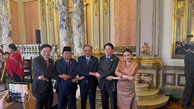 Prabowo Berpose dengan Para Pemimpin Negara Asia Tenggara Saat Gala Dinner KTT APEC di Peru