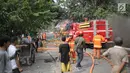 Petugas pemadam kebakaran berusaha memadamkan api yang melalap gudang di Jalan Kampung Bandan, Ancol, Jakarta Utara, Kamis (5/7). Petugas pemadam kebakaran menurunkan 17 unit mobil damkar untuk memadamkan api. (Liputan6.com/Faizal Fanani)