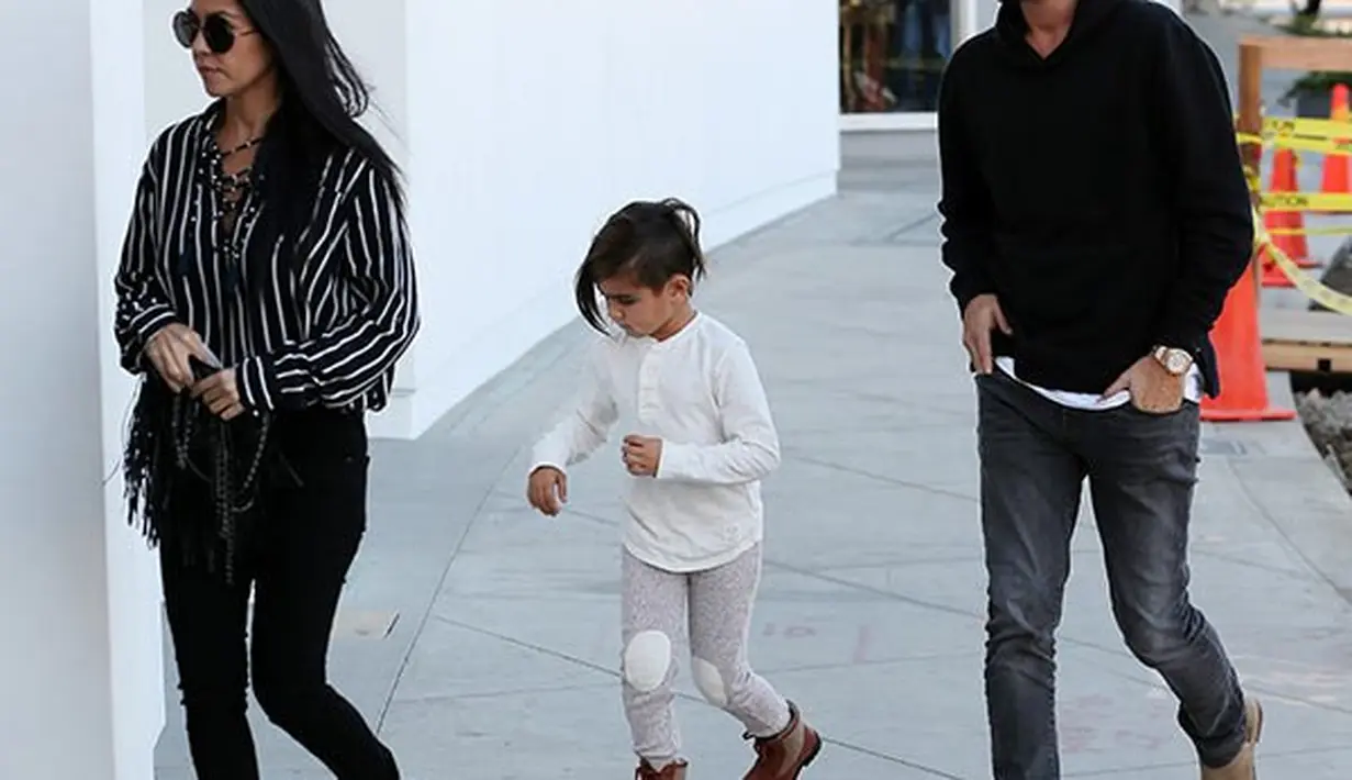 Kim Kardashian bahkan bercanda dan mengatakan keduanya seperti pasangan yang sudah menikah. (SplashNews/HollywoodLife)