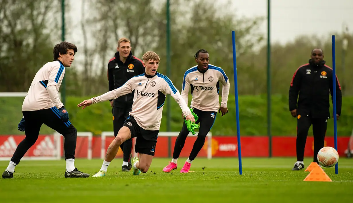 Tiga pemain Manchester United (kiri ke kanan) Facundo Pellistri, Brandon Williams dan Anthony Elanga saat sesi latihan di pusat latihan Carrington, Manchester, Senin (17/4/2023) sebagai persiapan jelang laga leg kedua Liga Europa 2022/2023 menghadapi Sevilla. (twitter.com/ManUtd)