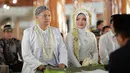 Akad nikah Rosa dan Inggil digelar di Masjid Jami' Al Baitul Amien, Jember, Jawa Timur pada Minggu (16/7).  Depe tampak menghadiri pernikahan keponakannya. [Instagram/luxuraimage]