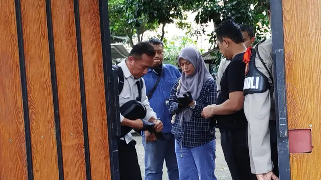 Keluarga Brigadir RAT mendatangi lokasi bunuh diri anaknya di rumah kawasan Mampang, Jakarta Selatan.