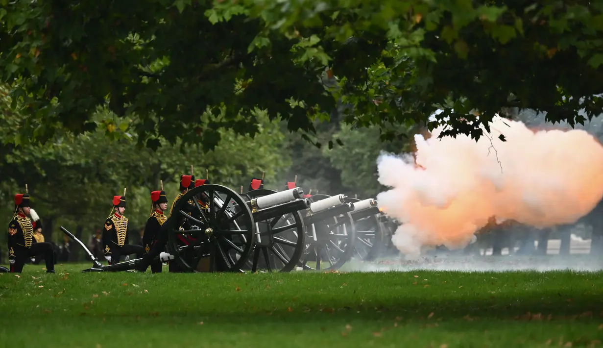 Tentara Inggris dari divisi King's Troop Royal Horse Artillery menembakkan meriam untuk menandai proklamasi Raja Charles III di Hyde Park, London, Inggris, Sabtu (10/9/2022). Sebelum menjadi raja, Charles adalah Pangeran Wales dengan durasi paling lama. (Marco BERTORELLO/AFP)