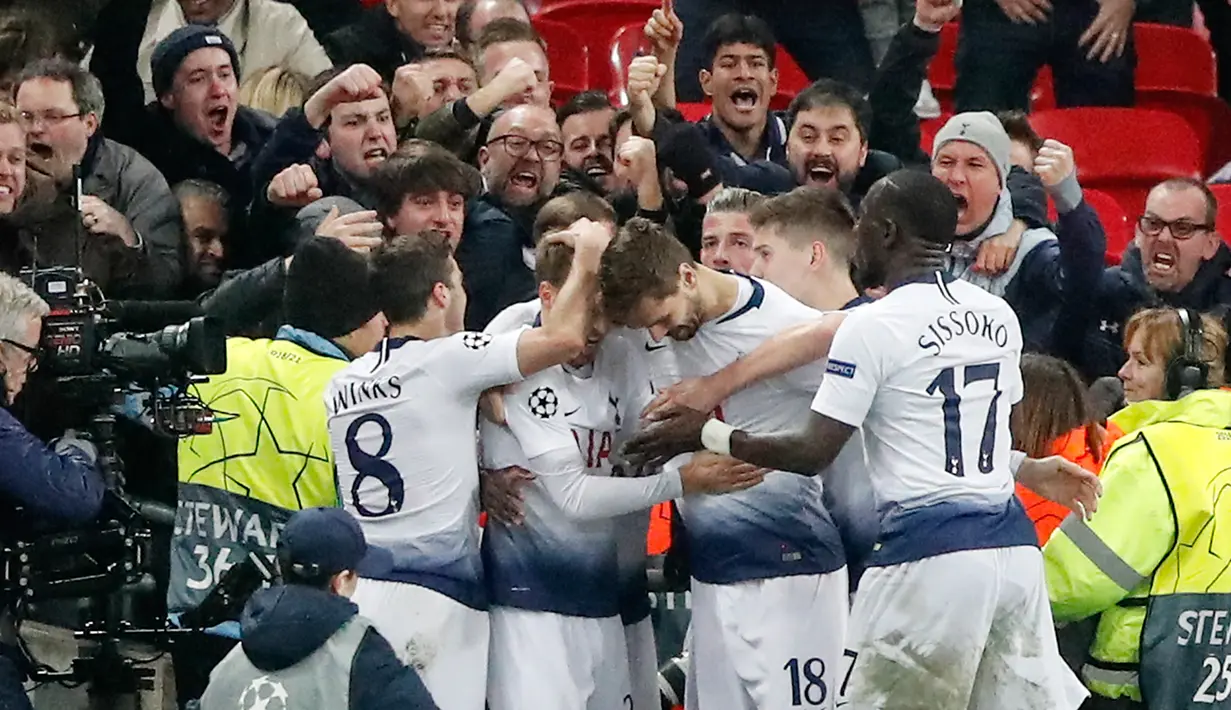 Penyerang Tottenham Hotspur, Fernando Llorente berselebrasi dengan timnya setelah mencetak gol ke gawang Borussia Dortmund pada leg pertama 16 besar Liga Champions di Stadion Wembley, Rabu (13/2). Tottenham Hotspur menang telak 3-0. (AP/Frank Augstein)