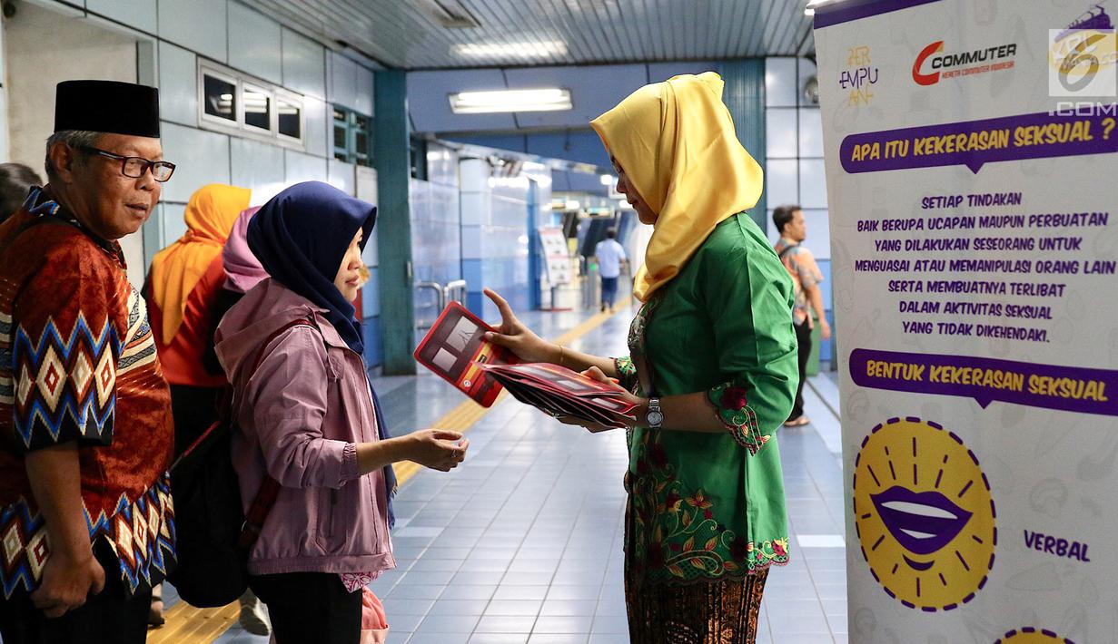 Petugas PT KCI membagikan brosur saat sosialisasi pencegahan pelecehan seksual di KRL, Jakarta, Jumat (20/4). Kegiatan ini bertujuan memberi pemahaman kepada pengguna KRL untuk menghindari segal bentuk pelecehan seksual. (Liputan6.com/Immanuel Antonius)