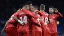 Selebrasi gol pemain Real Madrid usai Karim Benzema mencetak gol pada menit ke-4 pada laga lanjutan La Liga yang berlangsung di stadion Cornellà-El Prat, Espanyol, Senin (28/1). Real Madrid menang 4-2 atas Espanyol. (AFP/Josep Lago)