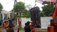 Mobil terperosok ke selokan di Jalan Sutorejo Barat, Surabaya, Jawa Timur. (Foto: Dok Dinas Pemadam Kebakaran Kota Surabaya)
