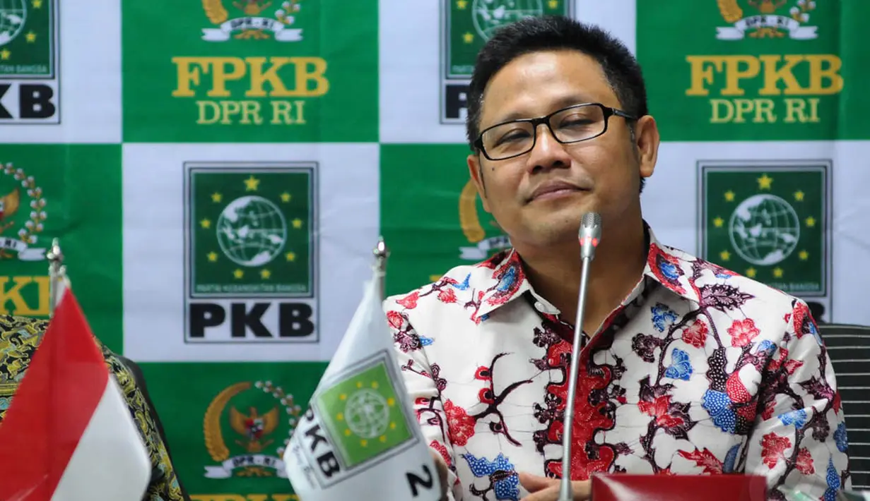 Dalam jumpa pers tersebut, Muhaimin Iskandar (Cak Imin) mengatakan Fraksi PKB di DPR mendukung kebijakan pemerintah menaikkan harga BBM bersubsidi, Jakarta, Selasa (18/11/2014). (Liputan6.com/Andrian M Tunay)