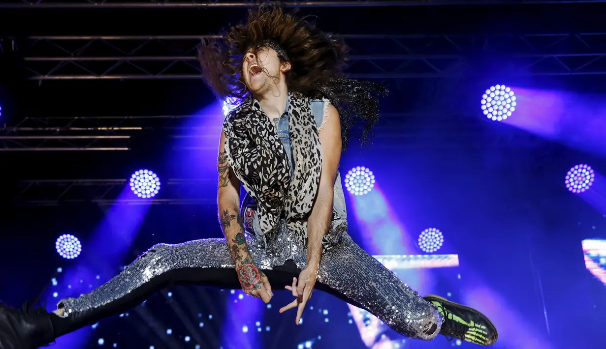 Sven 'Sven Spandex' Smith dari Inggris melompat saat tampil dalam Air Guitar World Championships (Kejuaraan Dunia Gitar Angin) di Oulu, Finlandia, (24/8). (AFP Photo/Lehtikuva/Eeva Riihelä)