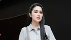 Belakangan, Sandra Dewi kerap mengunggah potretnya saat mengenakan bando. Wanita 38 tahun ini tampil elegan dan awet muda dengan model bando hitam bermotif garis yang berkilauan. (Liputan6.com/IG/@sandradewi88)