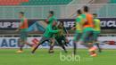 Boaz Solossa dan Manahati Lestusen berpasangan saat pemanasan Timnas Indonesia pada sesi uji coba lapangan jelang leg pertama Final Piala AFF 2016  di Stadion Pakansari, Bogor (13/12/2016).  (Bola.com/Nicklas Hanoatubun)