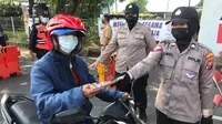 Petugas Polda Jatim mengkampayekan prokes di Bangkalan. (Dian Kurniawan/Liputan6.com)