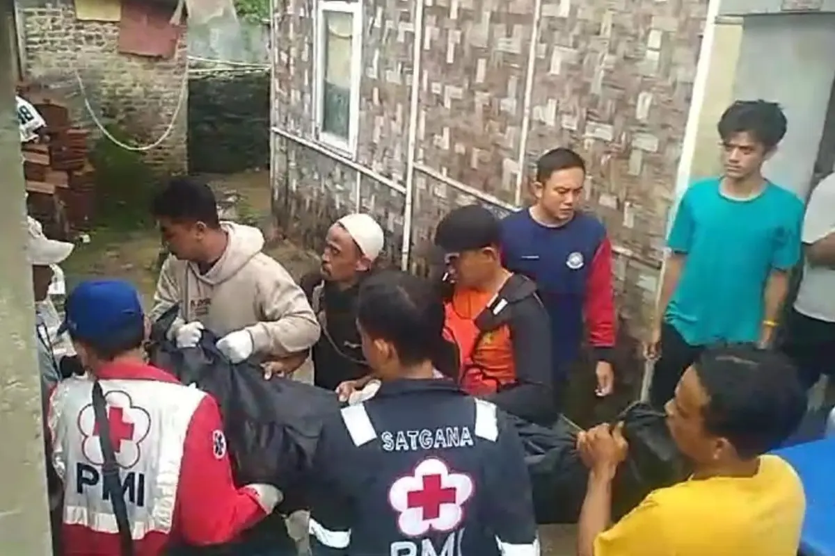 Proses evakuasi jasad pria lanjut usia korban hanyut saat peristiwa banjir besar melanda Kota Bandar Lampung, pada Jumat sore (17/1/2025). Foto : (Istimewa).