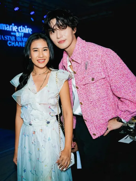 Dalam acara tersebut, Shenina pun berfoto bersama Park Seo Joon yang mengenakan jaket pink. [@sheninacinnamon]