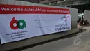 Sebuah spanduk KAA terpasang disalah satu dinding pembatas proyek MRT di kawasan Senayan, Jakarta, Jumat (17/4/2015). Pemprov DKI Jakarta mengaku sudah siap 95 persen untuk menggelar KAA. (Liputan6.com/Johan Tallo)