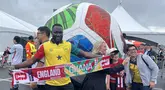 Seorang suporter Ghana membentangkan syal saat berpose di depan instalasi bola raksasa Piala Dunia 2026 di area Gillette Stadium, Foxborough, Boston, AS, Senin (23/6/2026). Antusiasme suporter kedua tim mewarnai laga fase grup Piala Dunia 2026 antara Inggris dan Ghana. (KLY Sports/Hery Kurniawan)