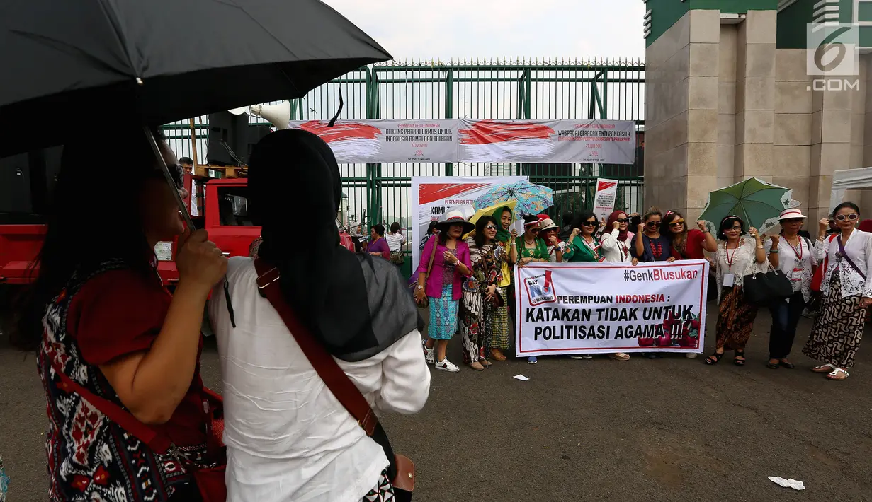 Sejumlah ibu dari Perempuan Peduli Indonesia membentangkan spanduk dalam aksi mendukung pengesahan Perppu Ormas di depan Gedung DPR, Jakarta, Kamis (27/7). Mereka mendesak pemerintah untuk merealisasikan Perppu No 2 Tahun 2017. (Liputan6.com/Johan Tallo)