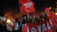 The Gooners memenuhi Flavor Bliss, Tangerang untuk menyaksikan laga final Piala FA (Arsenal vs Hull City), Sabtu (17/5/14). (Liputan6.com/Faisal R Syam)