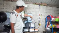 Dedi Mulyadi saat meninjau pemanfaatan biogas oleh masyarakat di Lembur Pakuan, Kabupaten Subang. Foto (Istimewa)