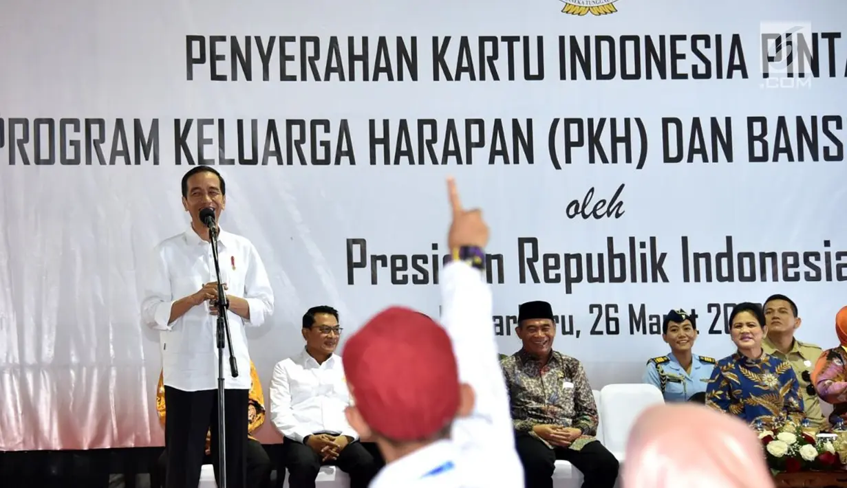 Presiden Joko Widodo saat acara penyerahan KIP dan PKH di Kota Banjarbaru, Kalimantan Selatan (26/3). Jokowi menegaskan bahwa kebijakan penyerahan sertifikat hak atas tanah kepada masyarakat bukanlah hal yang mengada-ada. (Liputan6.com/Pool/Biro Setpres)
