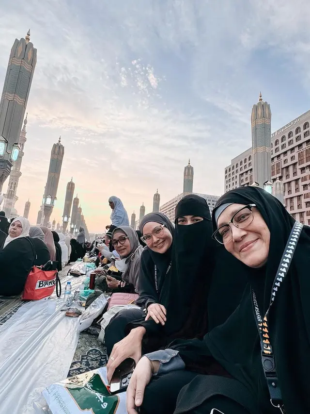 7 Potret Paula Verhoeven Jalani Umroh di Bulan Ramadhan, Tampil Bercadar