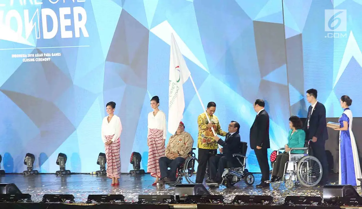 Gubernur DKI Jakarta Anis Baswedan menyerahkan bendera Asian Paralympic Committe kepada Presiden Para Committe Majid Rashed saat Penutupan Asian Para Games 2018  Stadion Madya, Gelora Bung Karno, Jakarta, Sabtu (13/10). (merdeka.com/Imam Buhori)