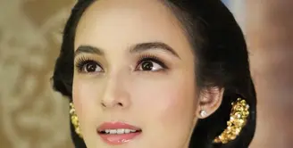 Kental nuansa tradisional, rambut aktris cantik kelahiran 2 Juni 1995 itu ditata Mamie Hardo dengan sanggul Jawa yang khas dan dihiasi beberapa aksesori rambut. @evalovira.