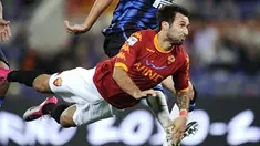 Gaya diving header dari Mirko Vucinic yang menghasilkan gol tunggal kemenangan AS Roma atas Inter Milan pada partai Serie A di Stadio Olimpico, Roma, 25 September 2010. AFP PHOTO/Filippo MONTEFORTE