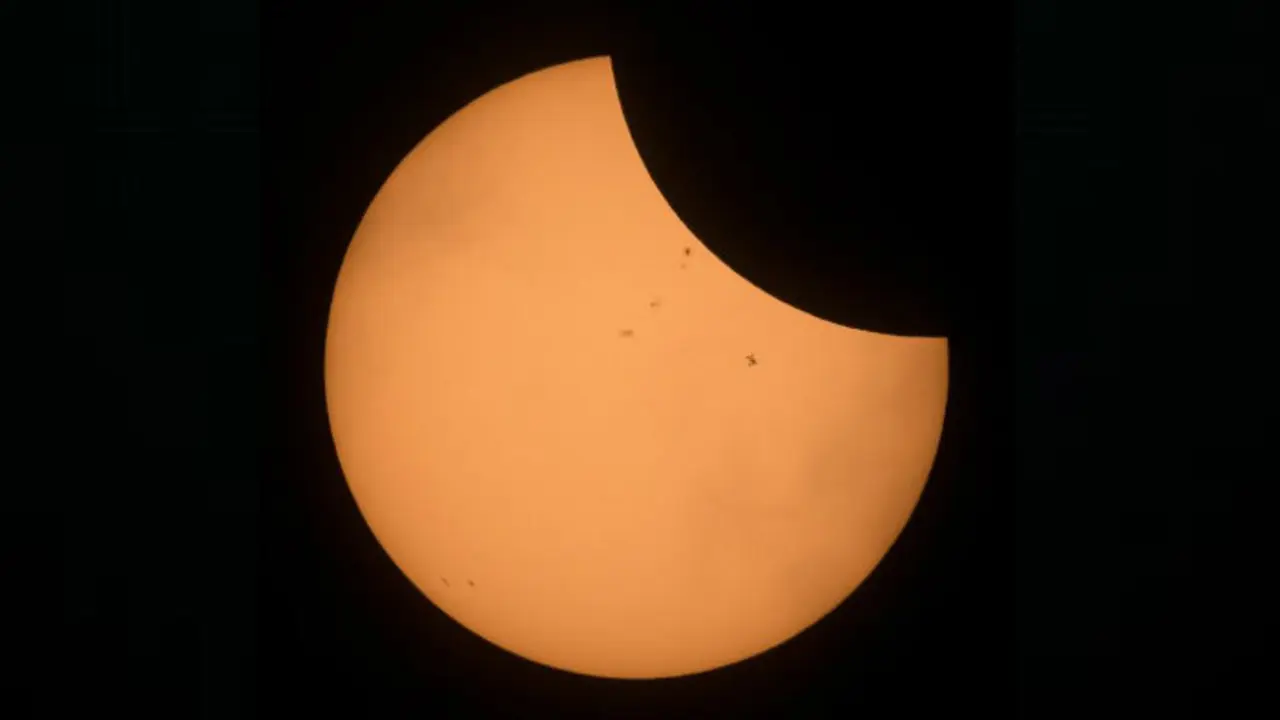 ISS Melintasi Gerhana Matahari