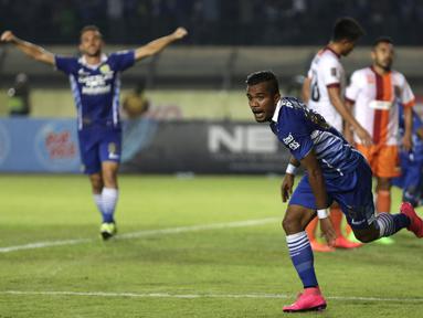 Ekspresi pemain Persib, Zulham Malik Zamrun, setelah mencetak gol kedua Persib ke gawang Pusamania Borneo FC dalam laga leg kedua perempatfinal Piala Presiden 2015 di Stadion Si Jalak Harupat, Bandung, Sabtu (26/9/2015). (Bola.com/Arief Bagus)