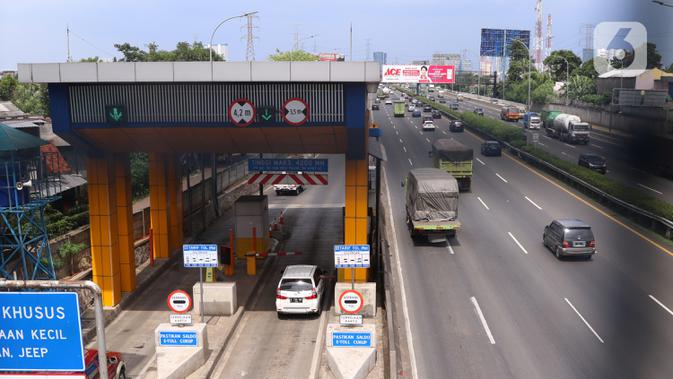 Sejumlah pengguna jasa tol saat melakukan transaksi pembayaran di gerbang tol Karang Tengah, Tangerang, Selasa (24/11/2020). Sistem baru tersebut bertujuan mengurangi kepadatan di gardu pembayaran jalan tol. (Liputan6.com/Angga Yuniar)