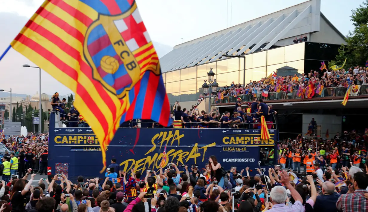 Warga Barcelona berpesta di jalanan menyambut tim Barcelona yang meraih gelar La Liga ke-24, Minggu (15/5/2016). (AFP/Pau Barrena)