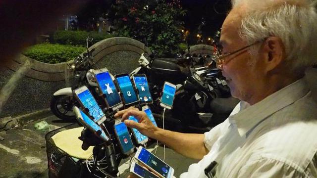 Chen San-yuan, kakek 70 tahun asal Taiwan yang main Pokemon Go di 11 smartphone secara bersamaan.