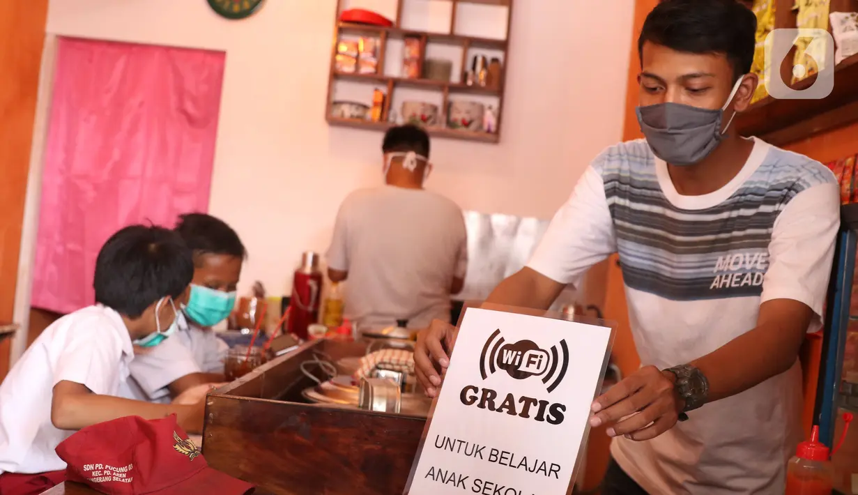 Sejumlah siswa sekolah dasar belajar dengan menggunakan wifi gratis di warkop Rizki, Pondok Aren, Tangerang Selatan, Rabu (29/7/2020). Hal ini dilakukan untuk memudahkan akses internet agar proses pembelajaran dapat berjalan lancar selama belajar online saat pandemi. (Liputan6.com/Angga Yuniar)