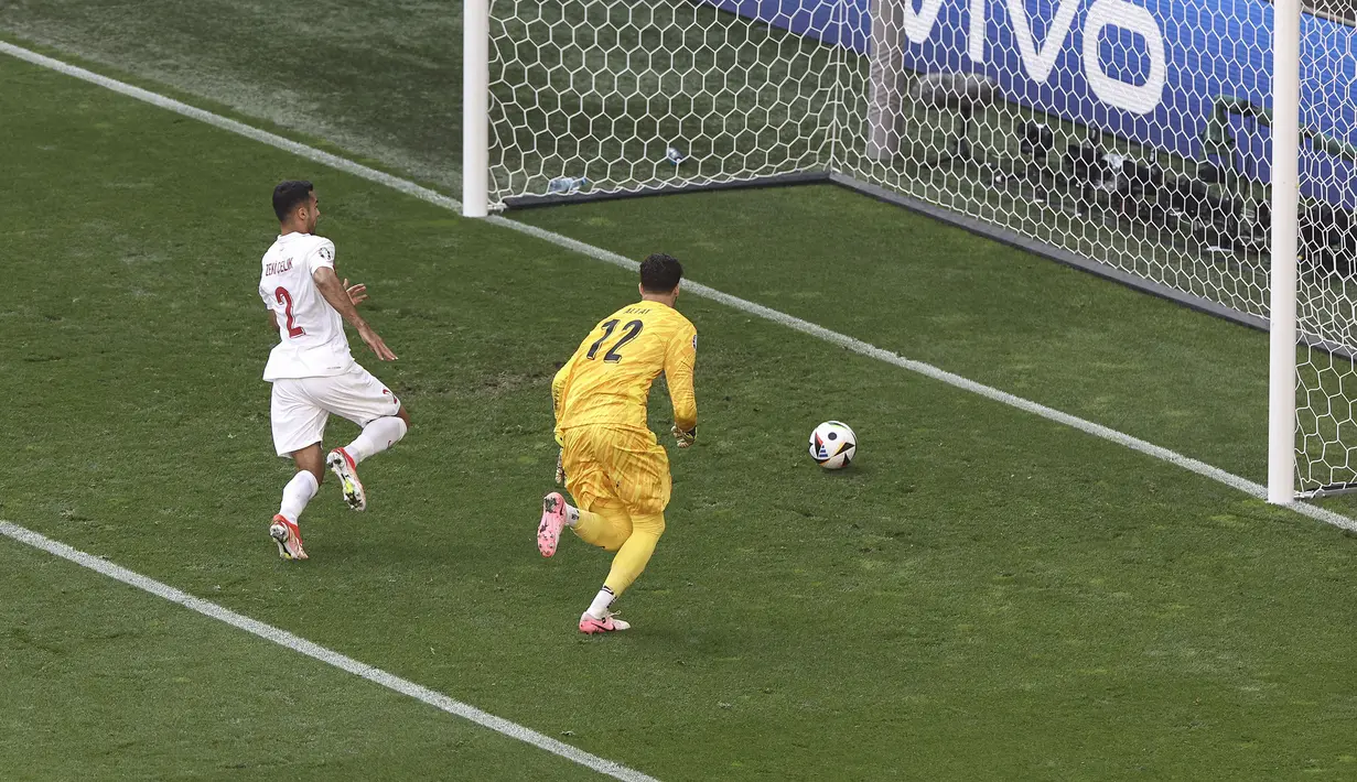 Gol bunuh diri keenam yang terjadi hingga usainya matchday kedua Euro 2024 dicetak oleh bek Timnas Turki, Samet Akaydin saat menghadapi Portugal (22/6/2024) yang berujung kekalahan 0-3. Berbeda dengan lima gol bunuh diri lainnya yang mayoritas dihasilkan lewat bola pantulan, Samet Akaydin melakukan blunder pada menit ke-28 dengan memberi back pass kepada kiper yang telah telanjur keluar dari gawangnya, hingga bola masuk ke dalam gawang. (AFP/Kenzo Tribouillard)