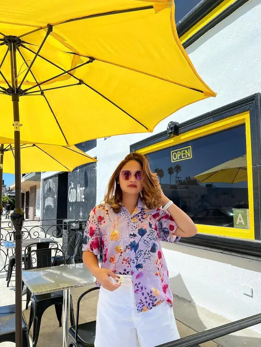 Tak hanya style, gaya berfotonya juga seperti anak muda banget! [instagram/revtiayunatasya]